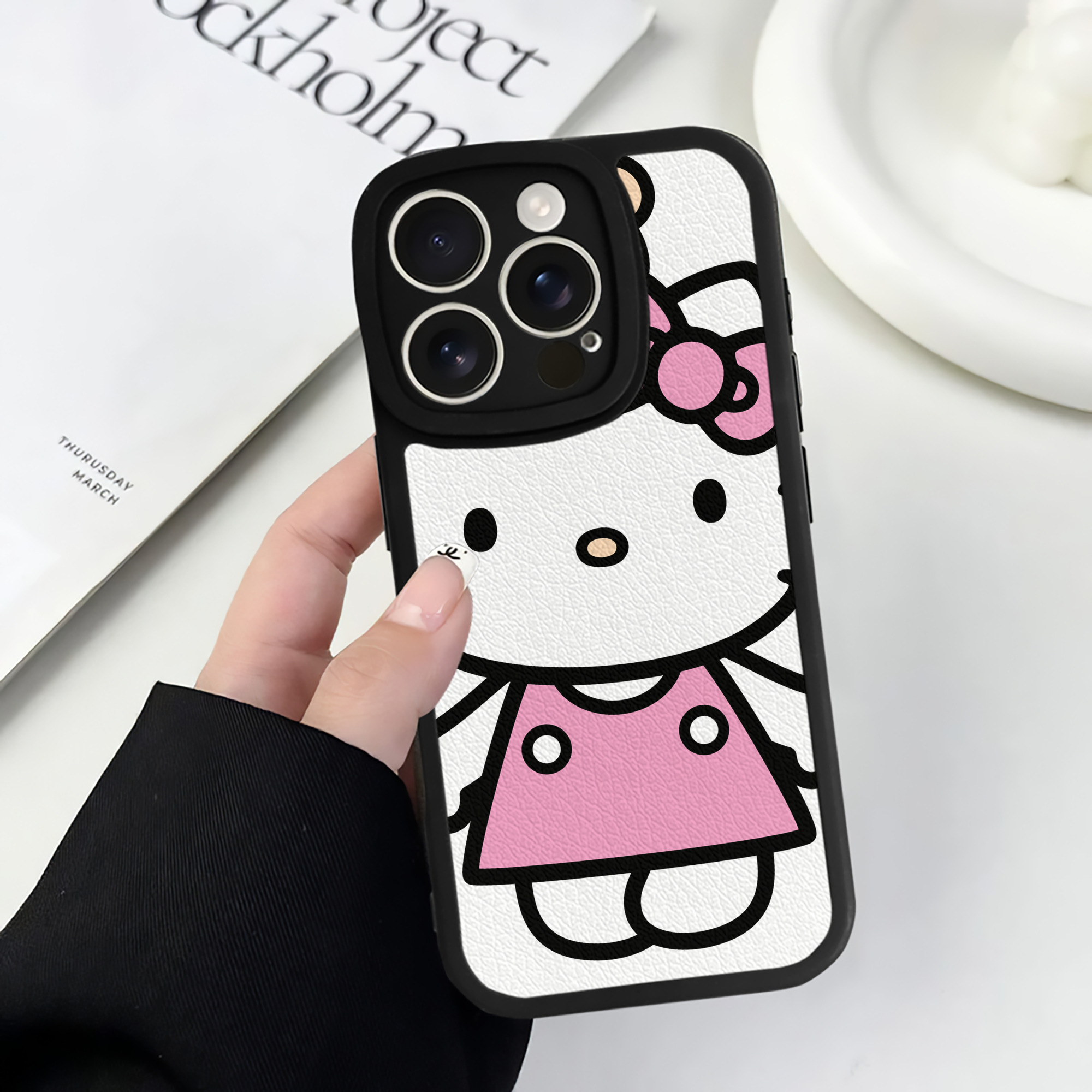 （画像用） Hello Kitty ハローキティ 【iPhone 16シリーズ対応】シリコンスマホケース（レザー調） 材質：シリコン